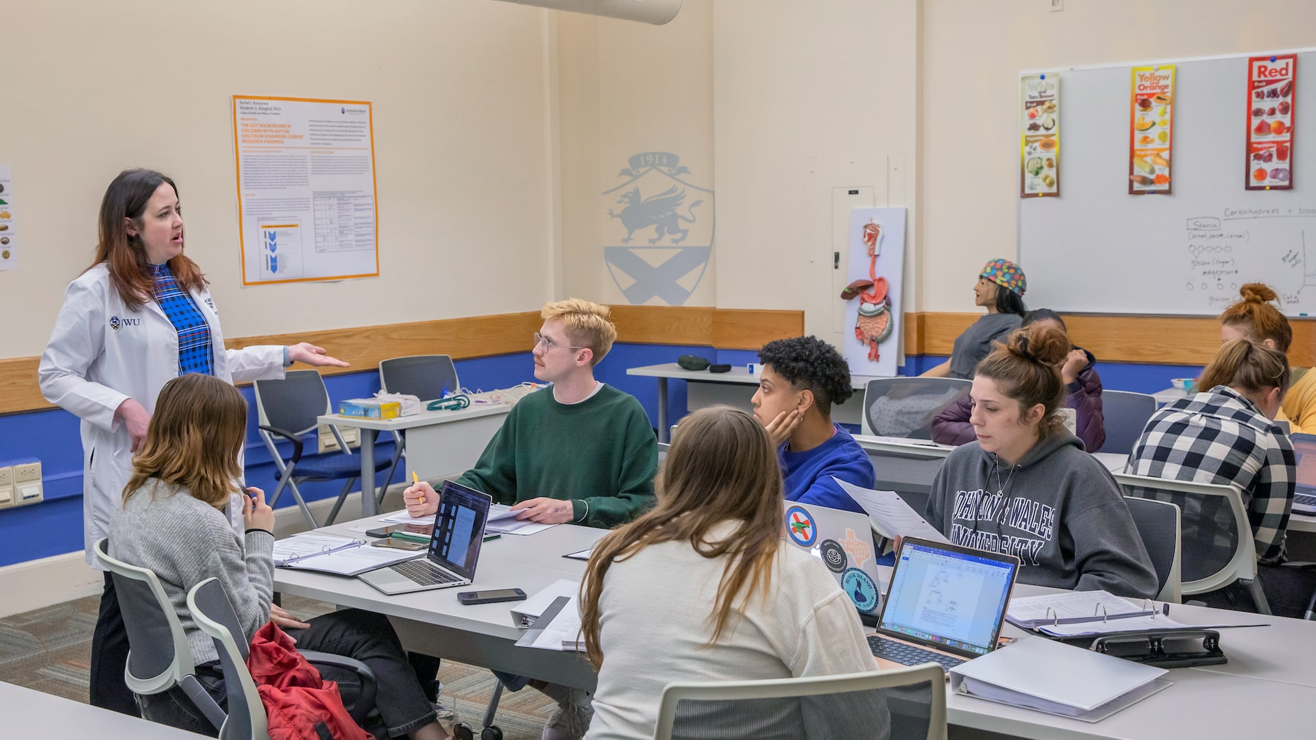 Prof. Kara Cucinotta leads her Dietetics and Applied Nutrition students through a patient rounds exercise.