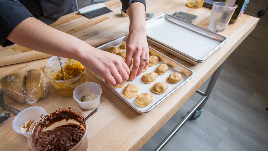 close up photo of hands putting dessert together