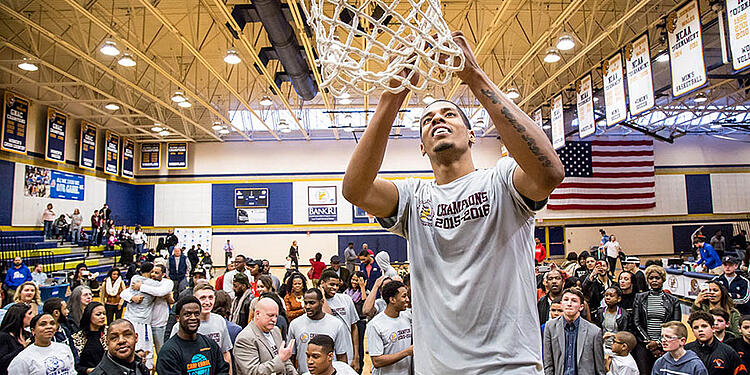 Men basketball net cutting.