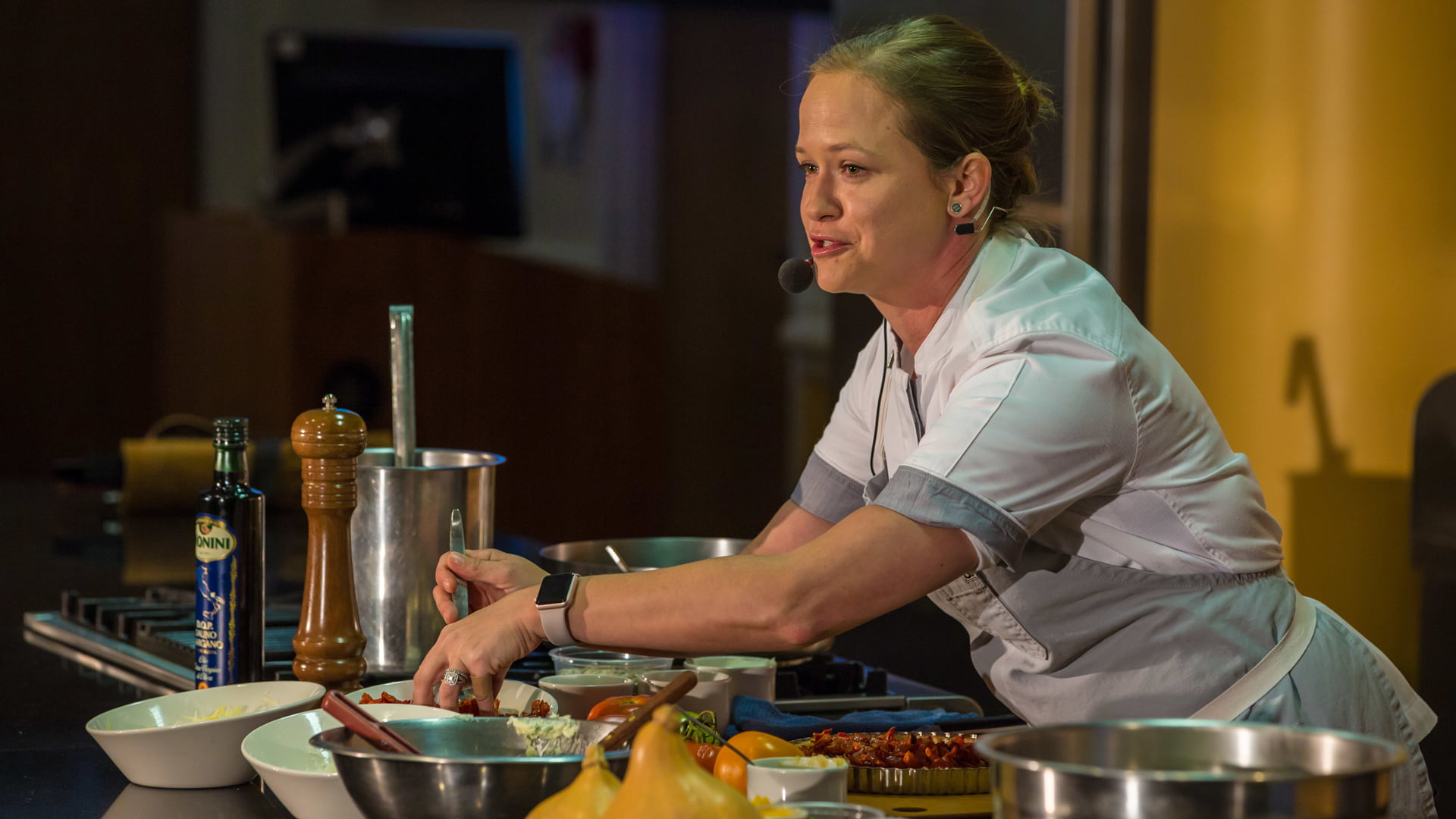 Lindsay Autry '04 demos her famous tomato pie.