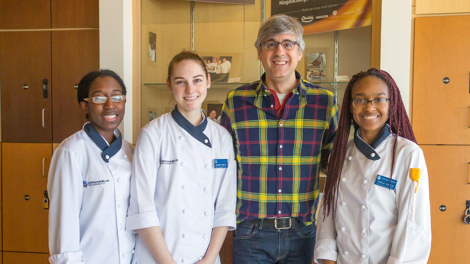 Mo Rocca with JWU students in a culinary lab