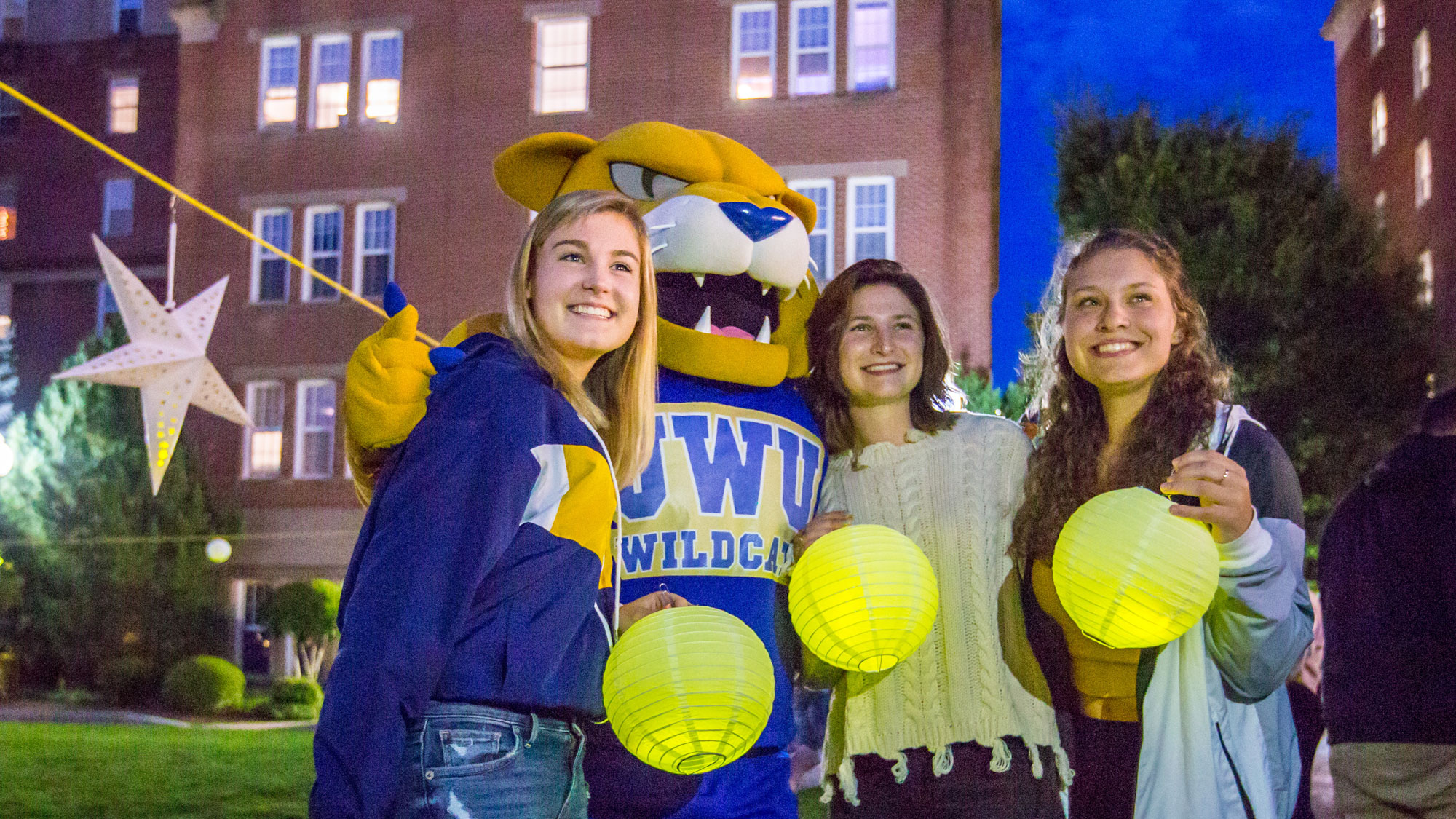 Wildcats pose with Willie.