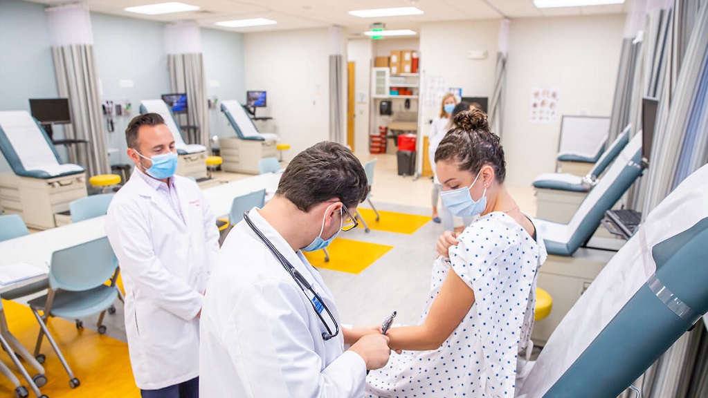 physician assistant students learning in the anatomy lab