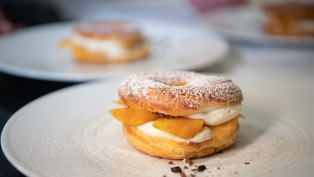 powdered sandwich dessert with cream filling