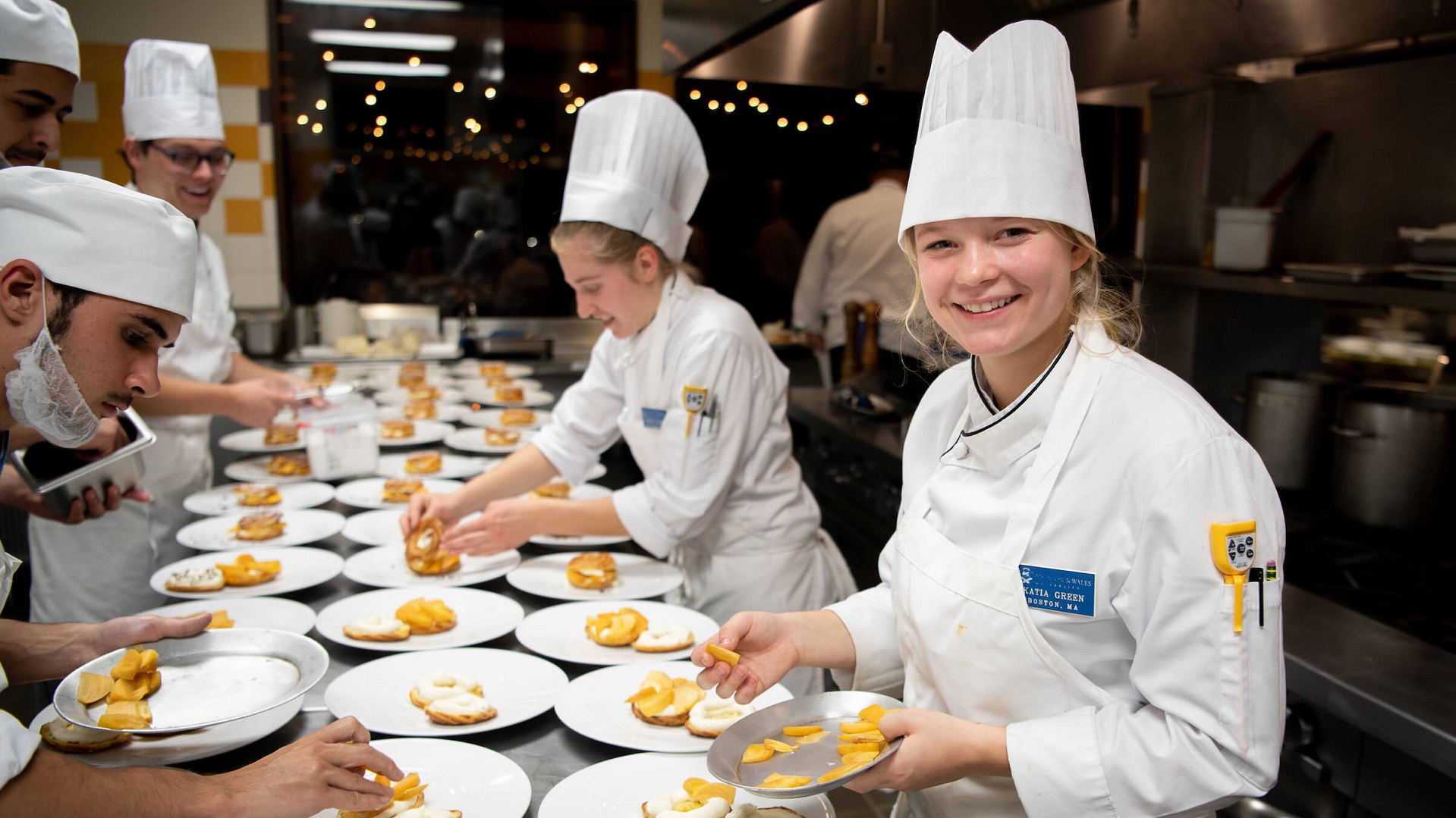 jwu students preparing desserts