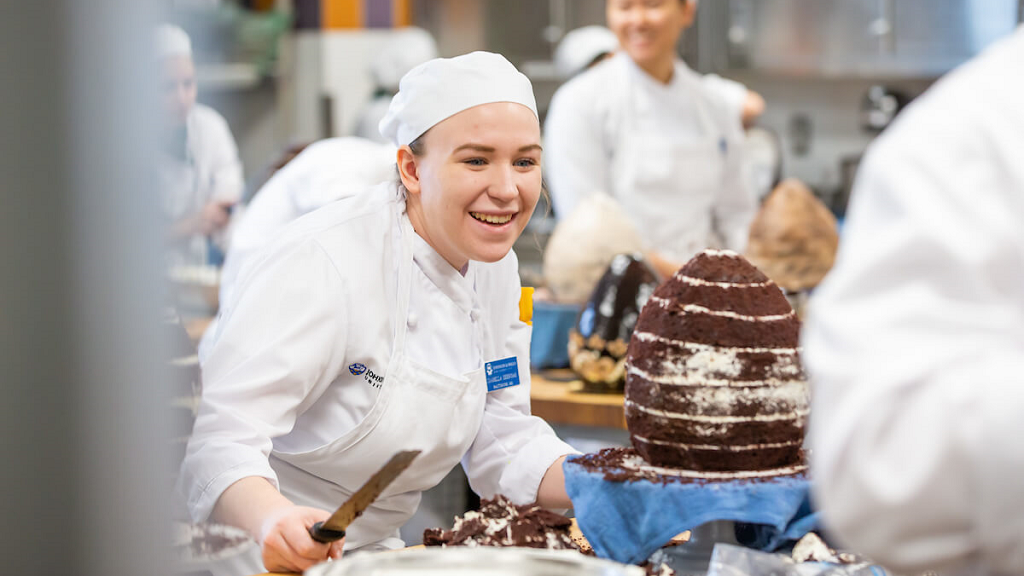 culinary student sculpting cake