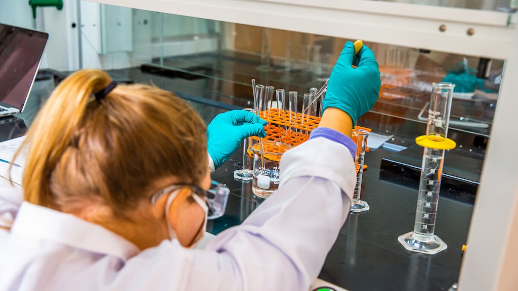 jwu student conducting research in lab