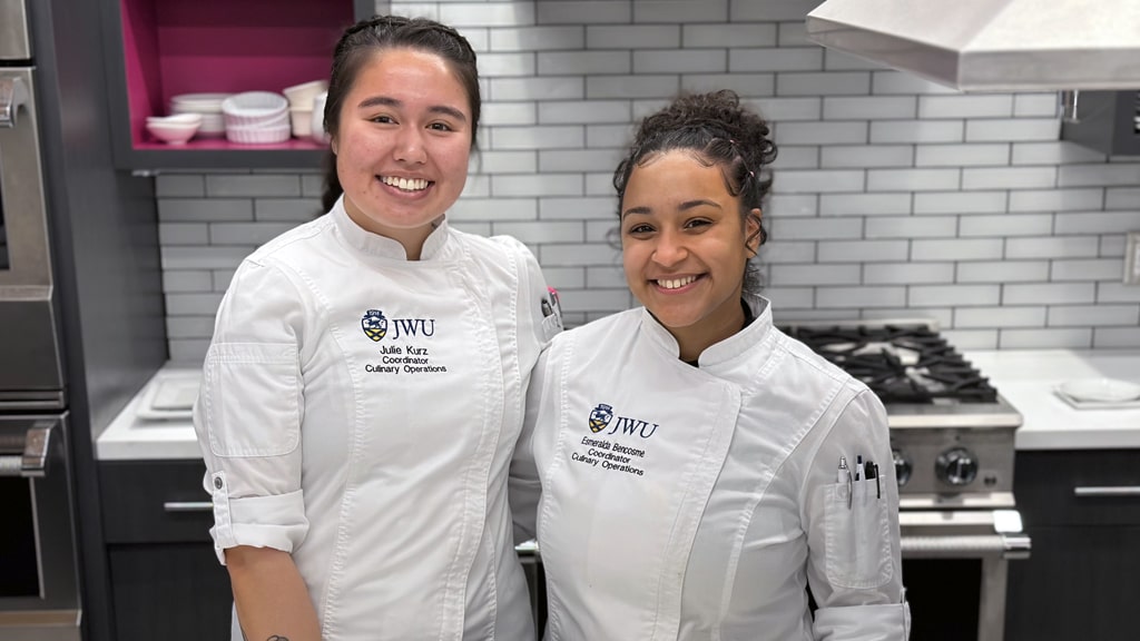 Julie Kurz (left) and Esmeralda Bencosme (right) in the FIDL kitchen.