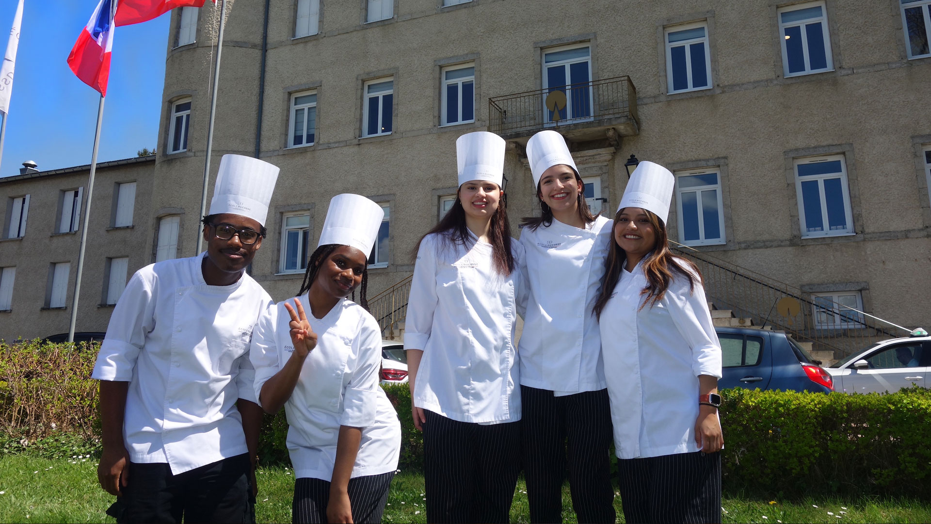 Zoé Rodgers (second from left) and friends pose in front of the château that houses the École Nationale Supérieure de Pâtisserie (ENSP).