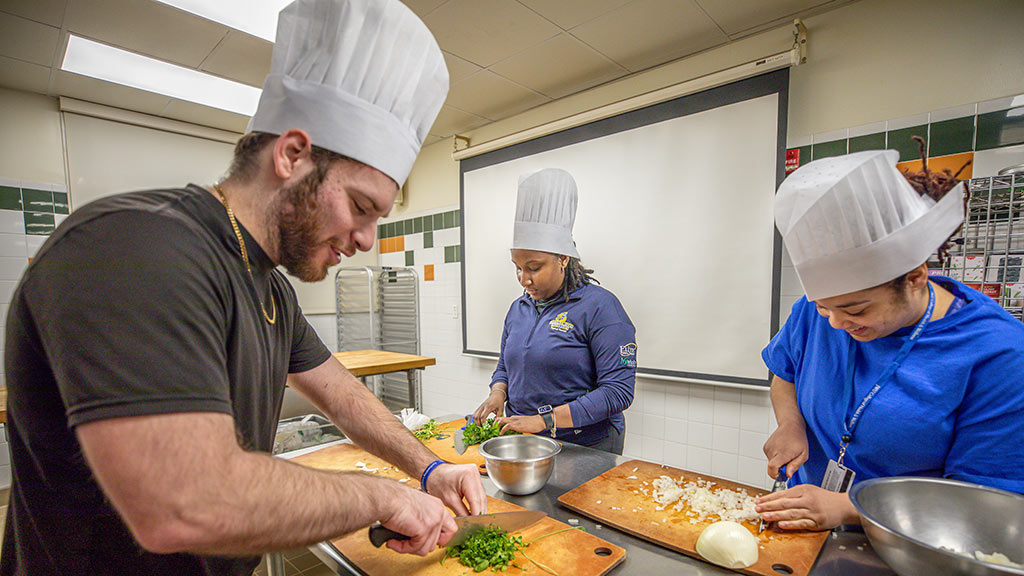 photo of two DPT students chopping veggies in a culinary lab
