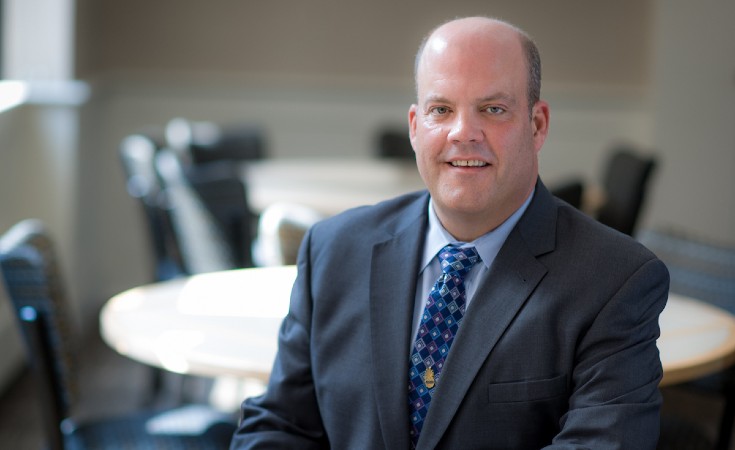 Chef Jon Poyourow in a culinary lab with JWU students